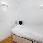 Modern 1 Bed Flat In Holborn, London For Up To 2 People With Free Wifi