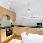 Modern 1 Bed Flat In Holborn, London For Up To 2 People With Free Wifi