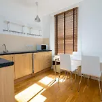 Modern 1 Bed Flat In Holborn, London For Up To 2 People With Free Wifi