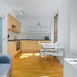 Modern 1 Bed Flat In Holborn, London For Up To 2 People With Free Wifi